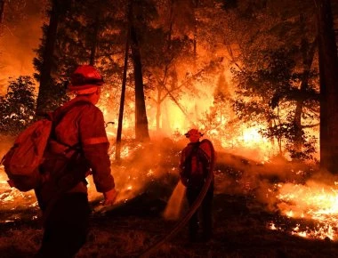 Καλιφόρνια: Νέο δραματικό βίντεο από την προσπάθεια αστυνομικού να ξεφύγει από τις φλόγες της φονικής πυρκαγιάς